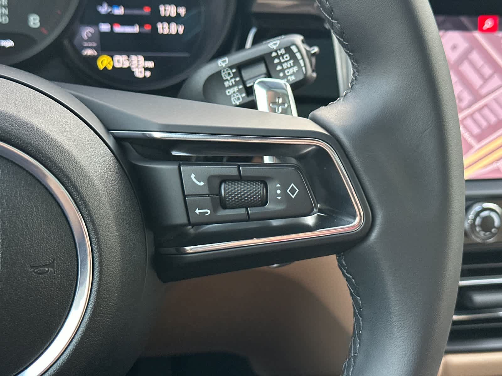 Certified 2025 Porsche Macan AWD/4WD image 27