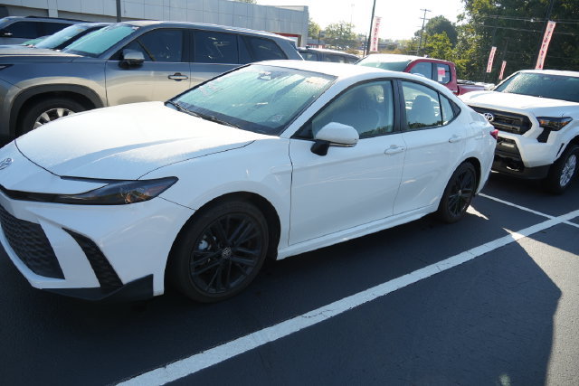 Used 2025 Toyota Camry SE FWD image 11