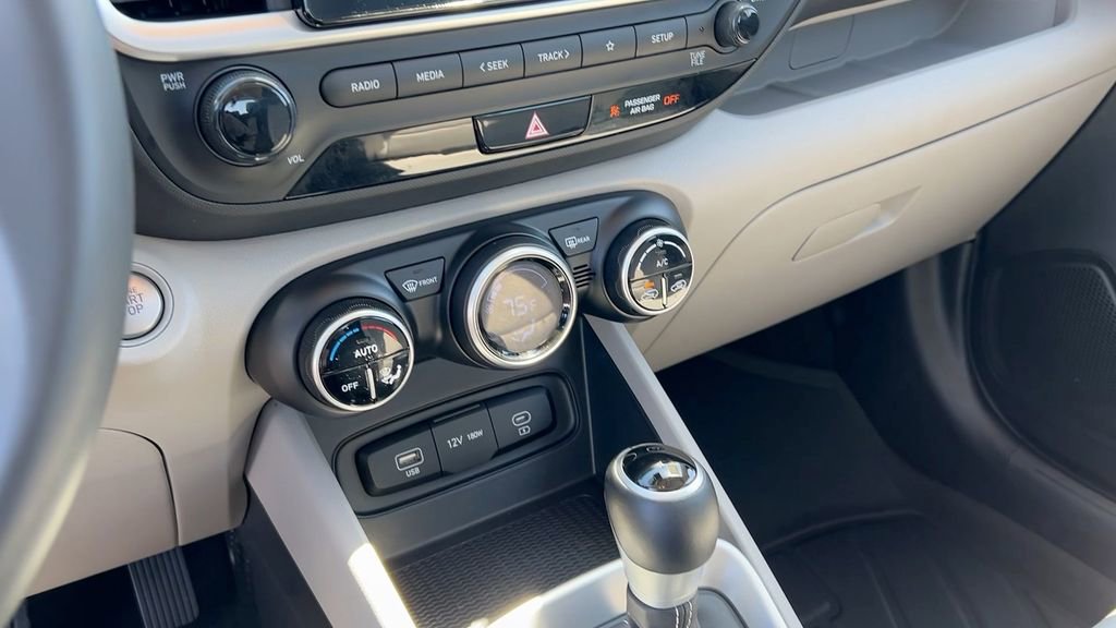 Used 2025 Hyundai Venue SEL image 25
