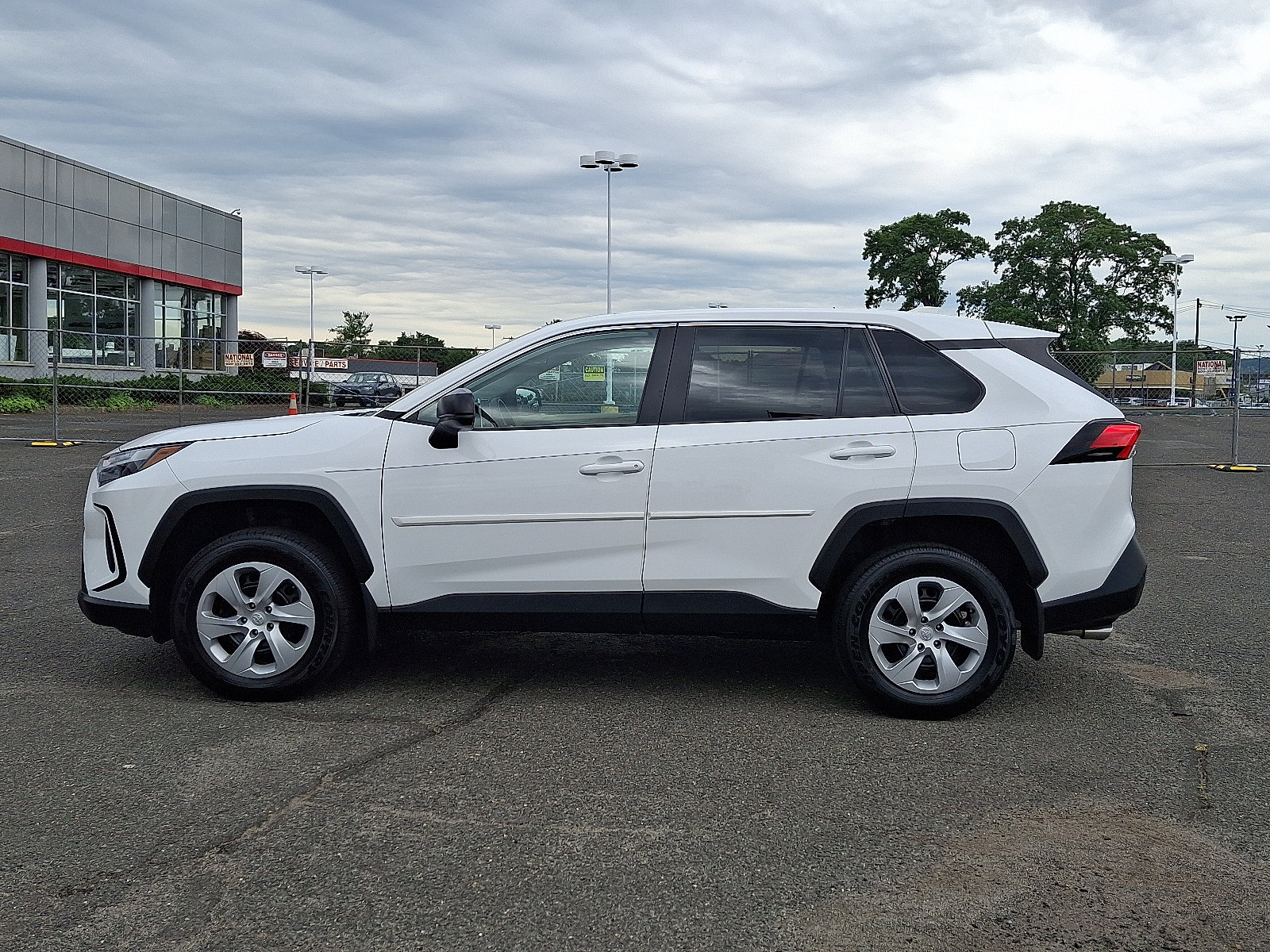 Used 2024 Toyota RAV4 LE AWD/4WD image 4