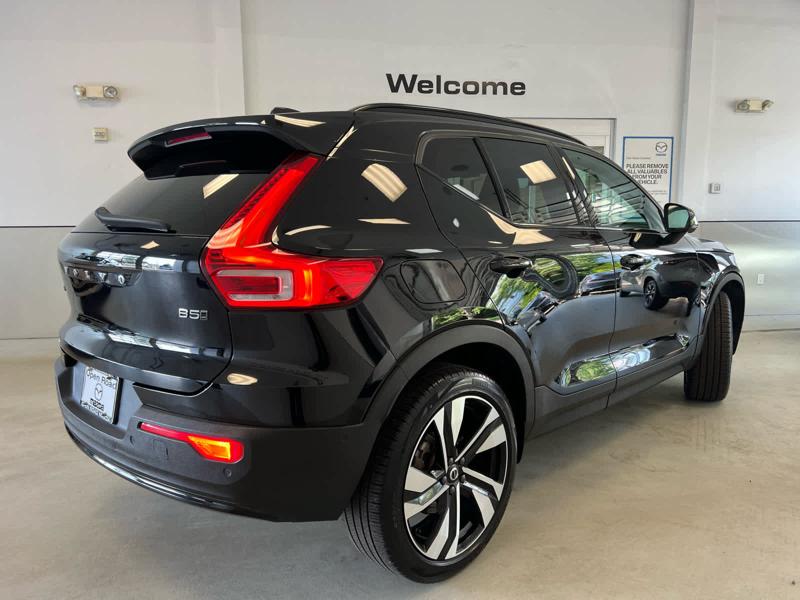 Used 2023 Volvo XC40 B5 Plus w/ Climate Package AWD/4WD image 7