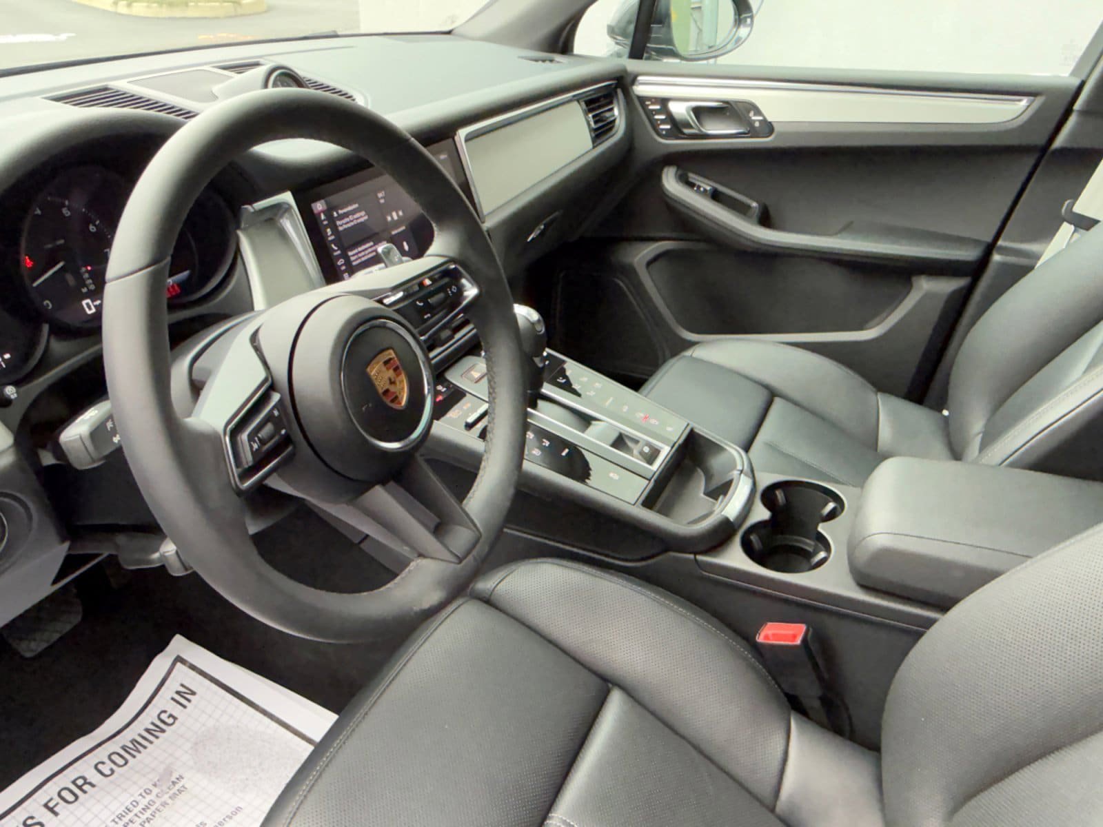 Certified 2025 Porsche Macan AWD/4WD image 4