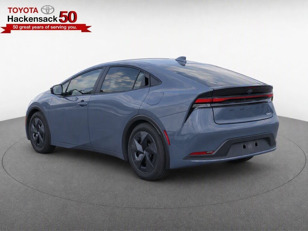 Used 2025 Toyota Prius LE FWD image 3