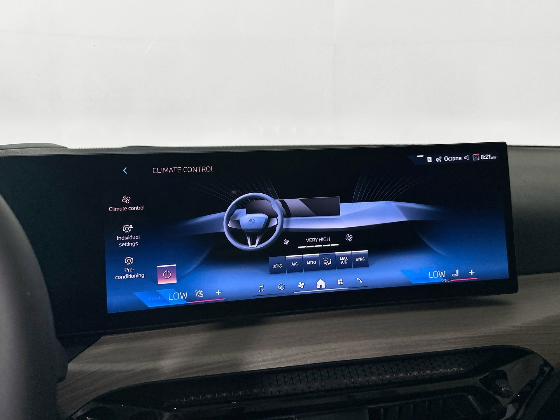 Used 2025 BMW 230i Coupe w/ Premium Package image 15