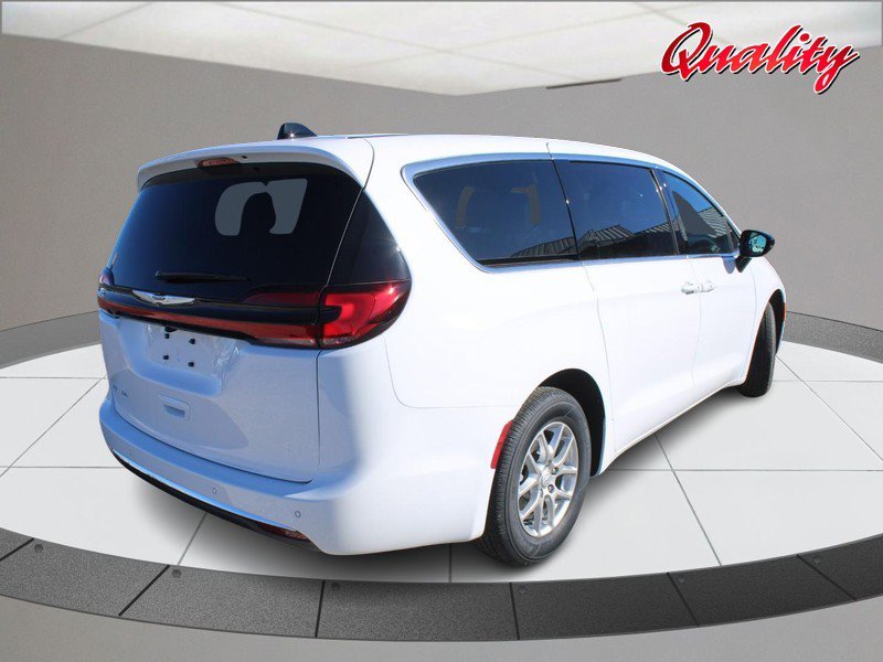 New 2026 Chrysler Pacifica Select image 3