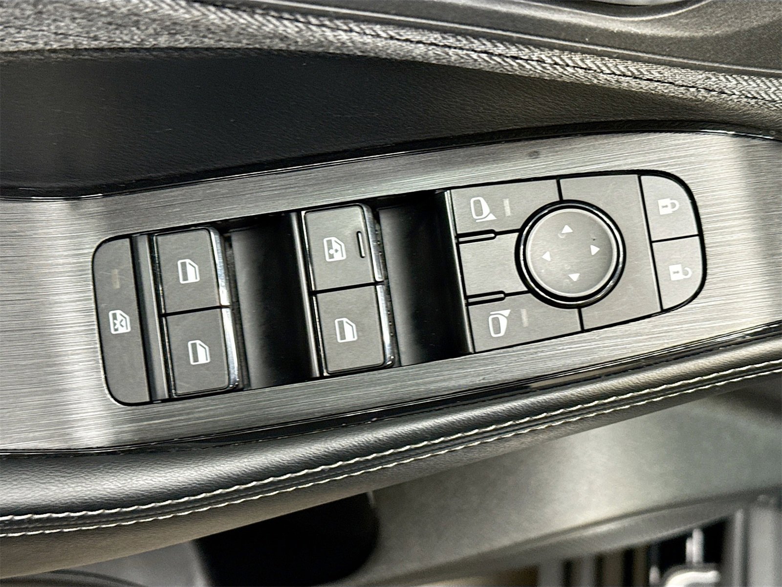 Used 2023 Nissan Rogue SV image 17