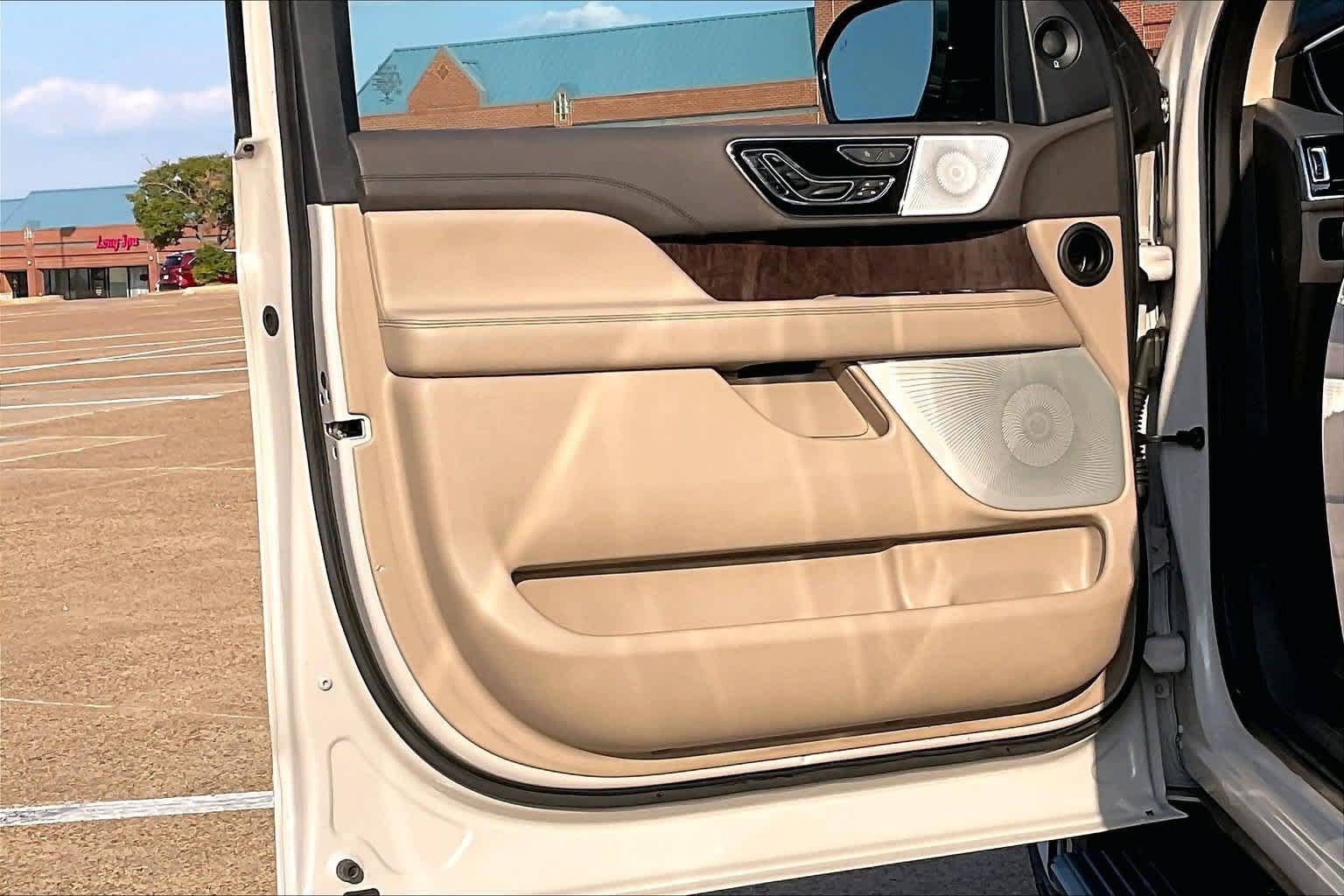 Used 2022 Lincoln Navigator Reserve AWD/4WD image 25