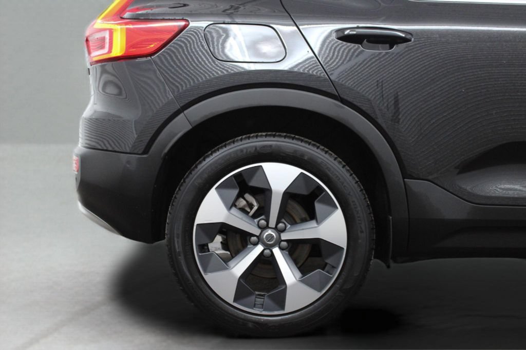 Used 2024 Volvo XC40 B5 Plus AWD/4WD image 12