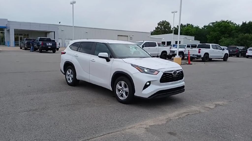 Used 2024 Toyota Highlander LE FWD image 2