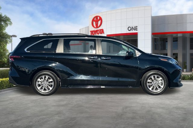 Certified 2026 Toyota Sienna XLE FWD image 3