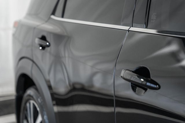 Used 2024 Nissan Pathfinder Platinum w/ Black Appearance Package image 14