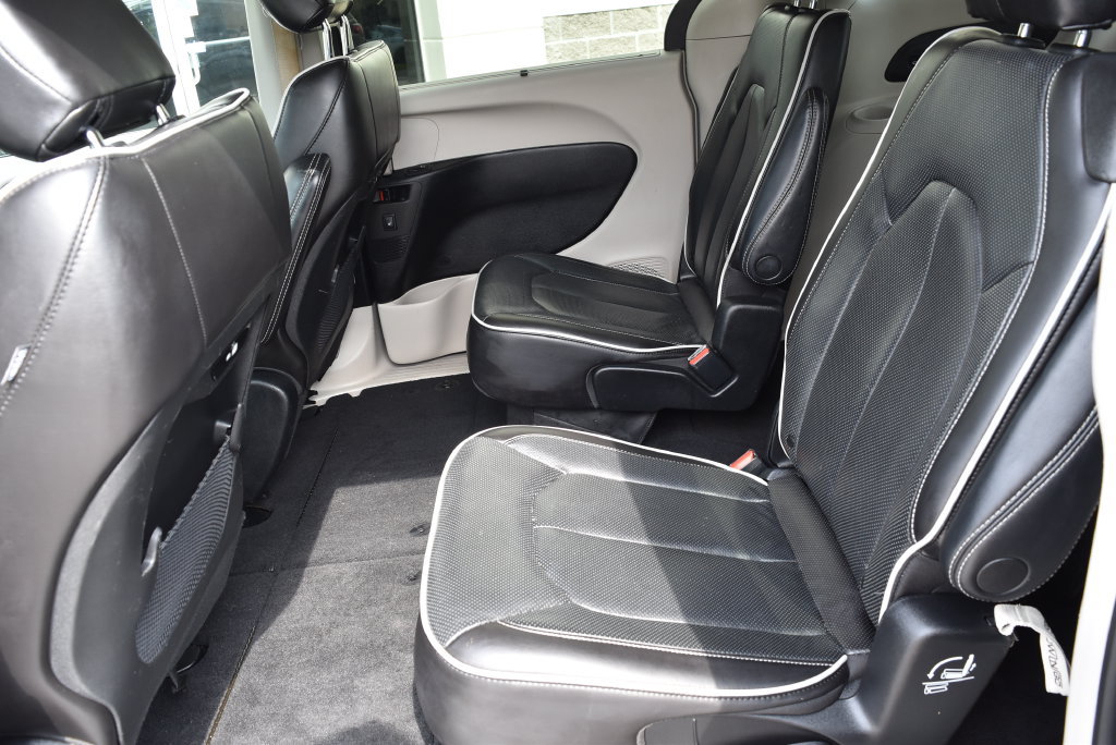 Used 2023 Chrysler Pacifica Limited FWD image 10