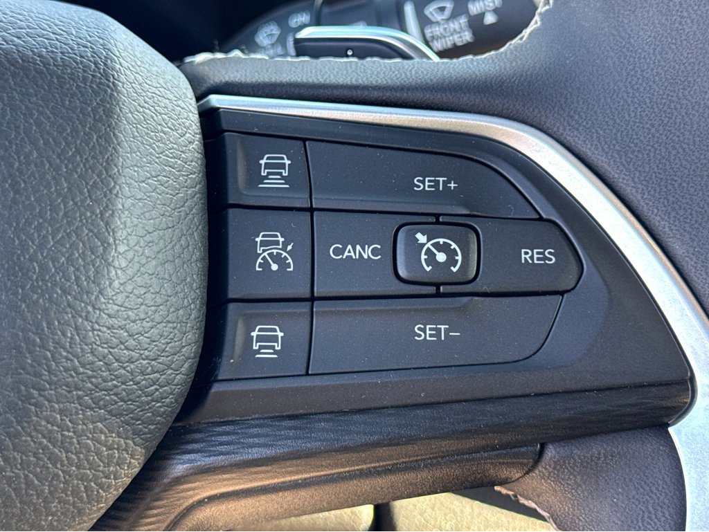 Used 2023 Jeep Grand Cherokee Laredo image 17