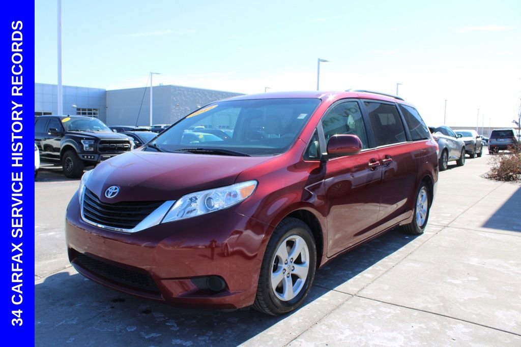 Used 2013 Toyota Sienna LE w/ Towing Pkg image 3
