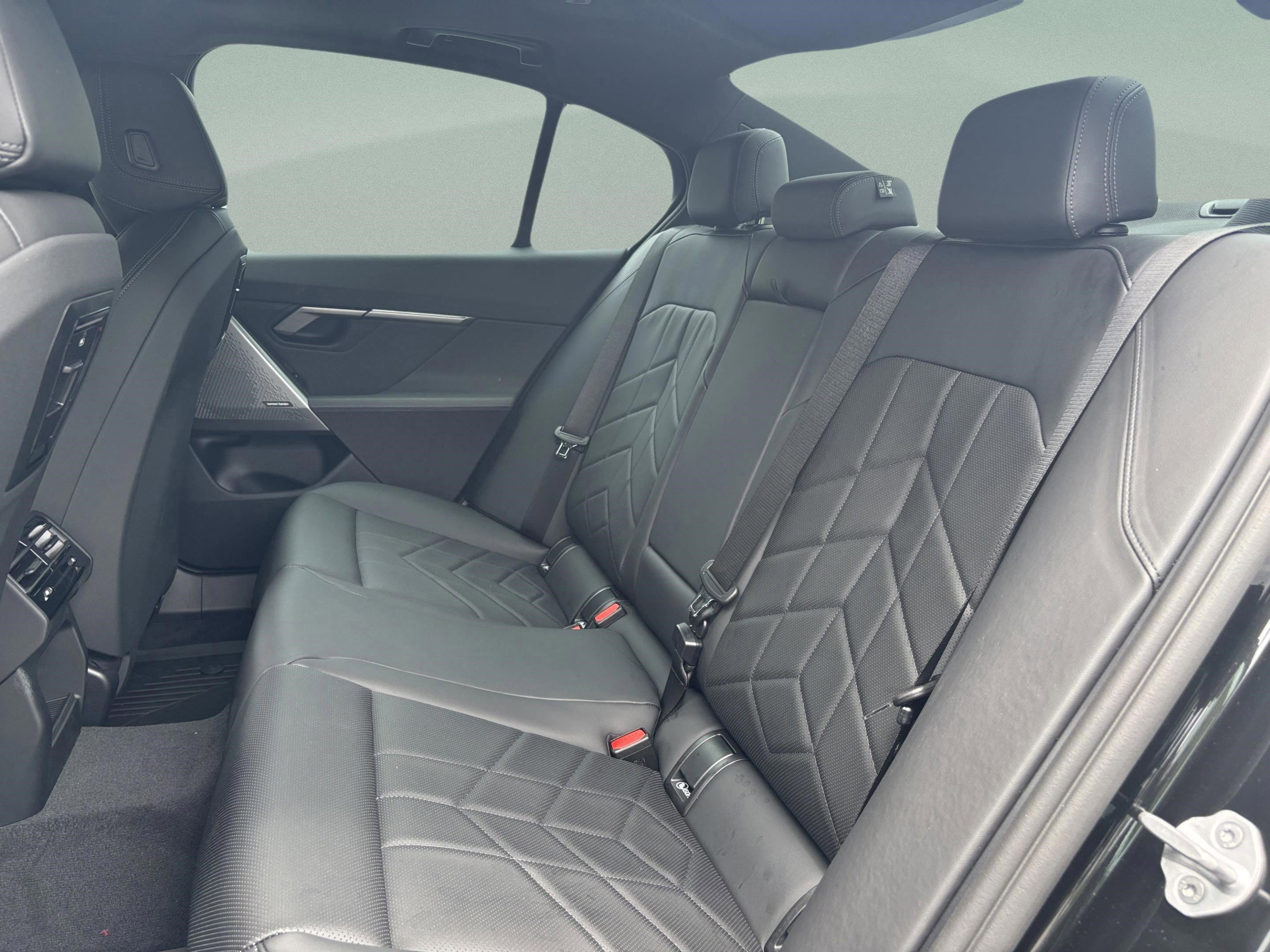 Used 2025 BMW i5 eDrive40i w/ Premium Package image 26