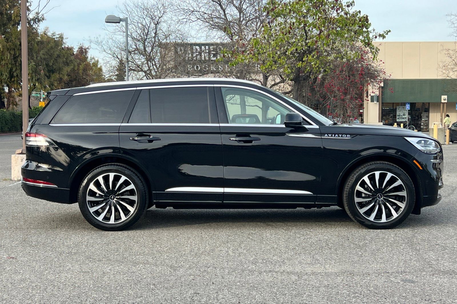 Certified 2023 Lincoln Aviator Black Label Grand Touring w/ Class IV Trailer Tow Package image 3