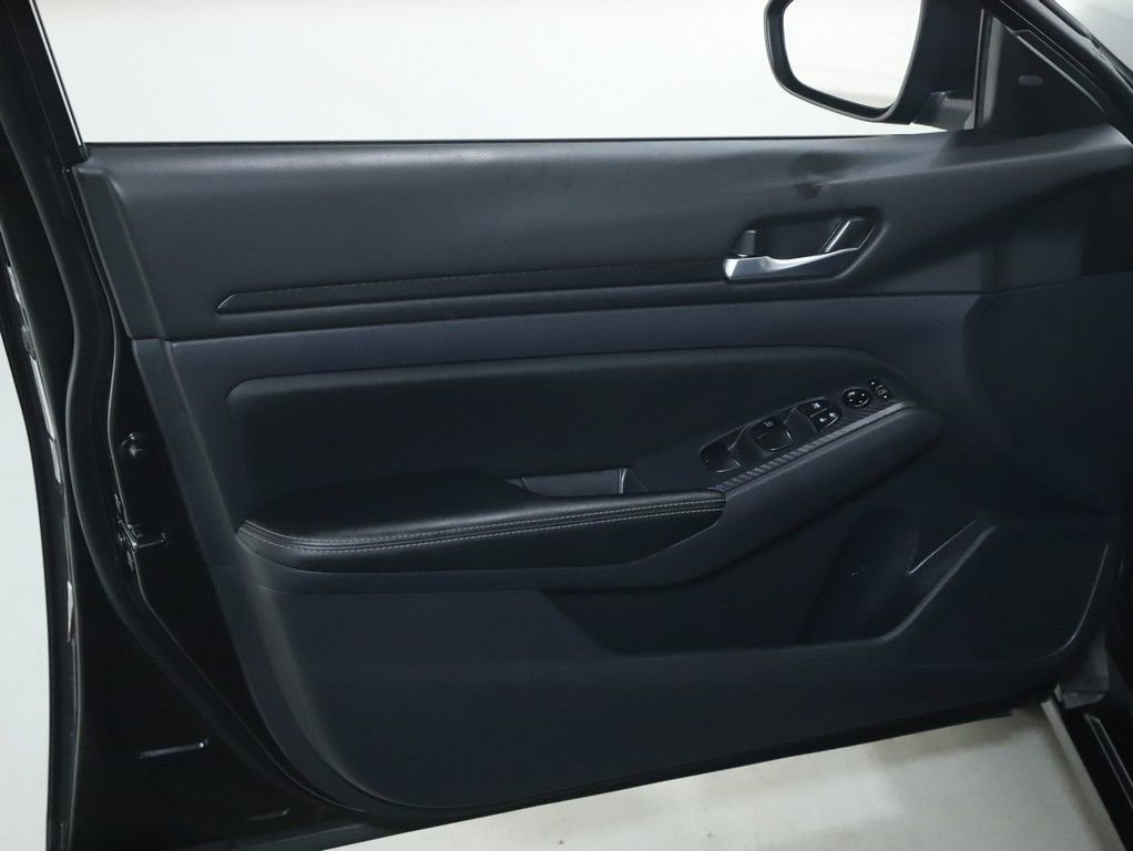 Used 2025 Nissan Altima 2.5 SV FWD image 15