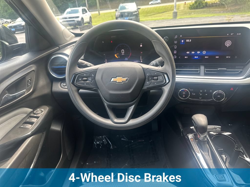 Used 2025 Chevrolet Trax LT FWD image 18