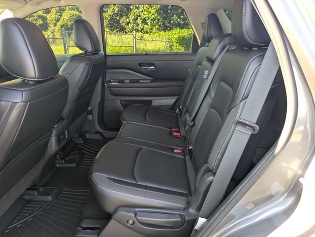Used 2024 Nissan Pathfinder SL FWD image 16