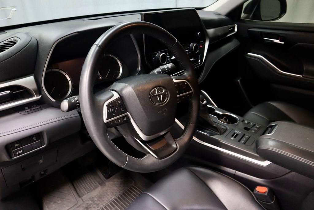 Used 2023 Toyota Highlander XLE AWD/4WD image 26