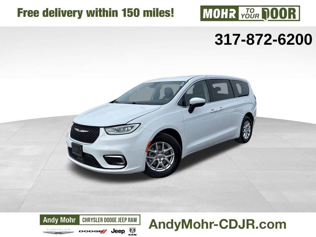 Used 2023 Chrysler Pacifica Touring-L image 3