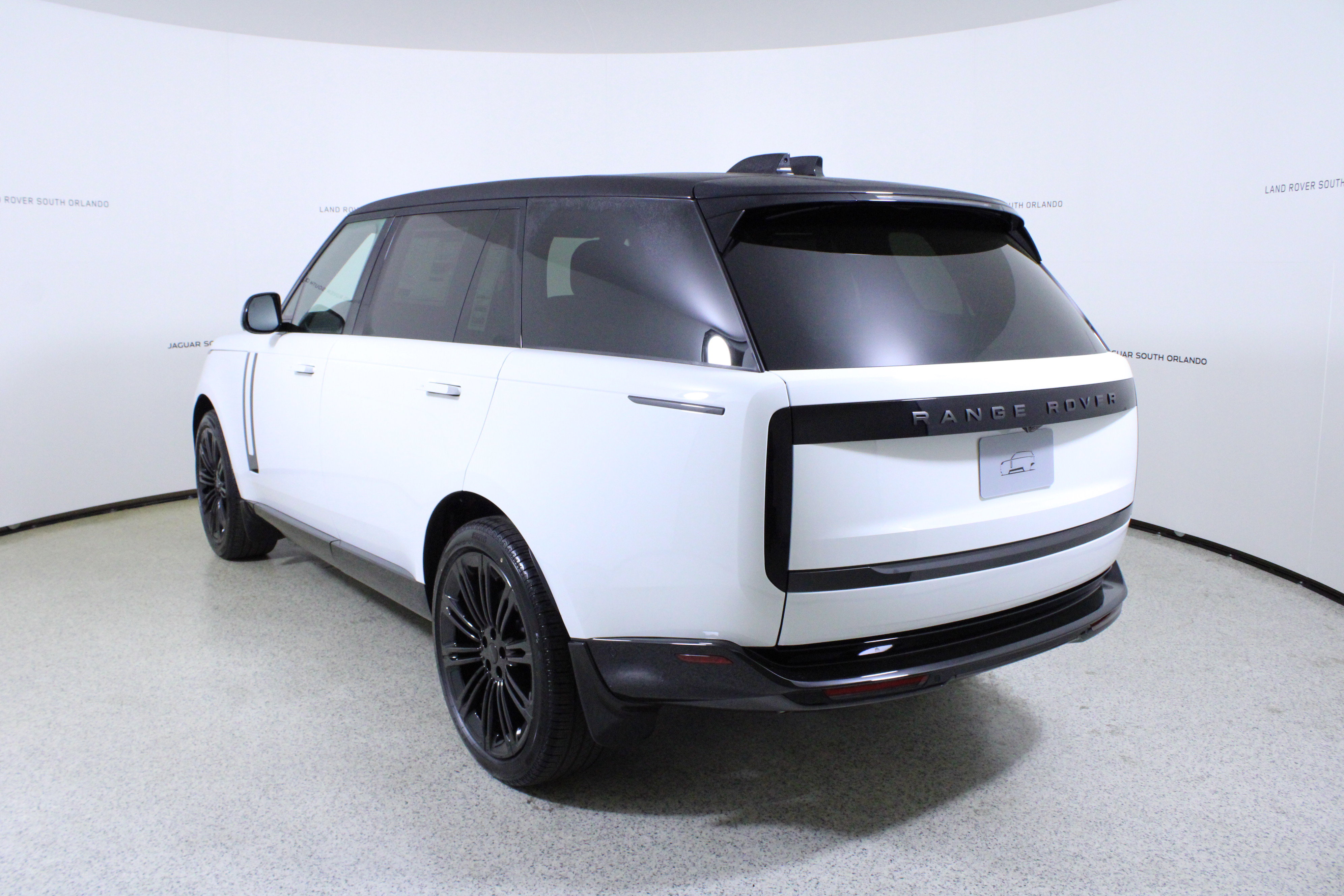 New 2026 Land Rover Range Rover Long Wheelbase SE image 5