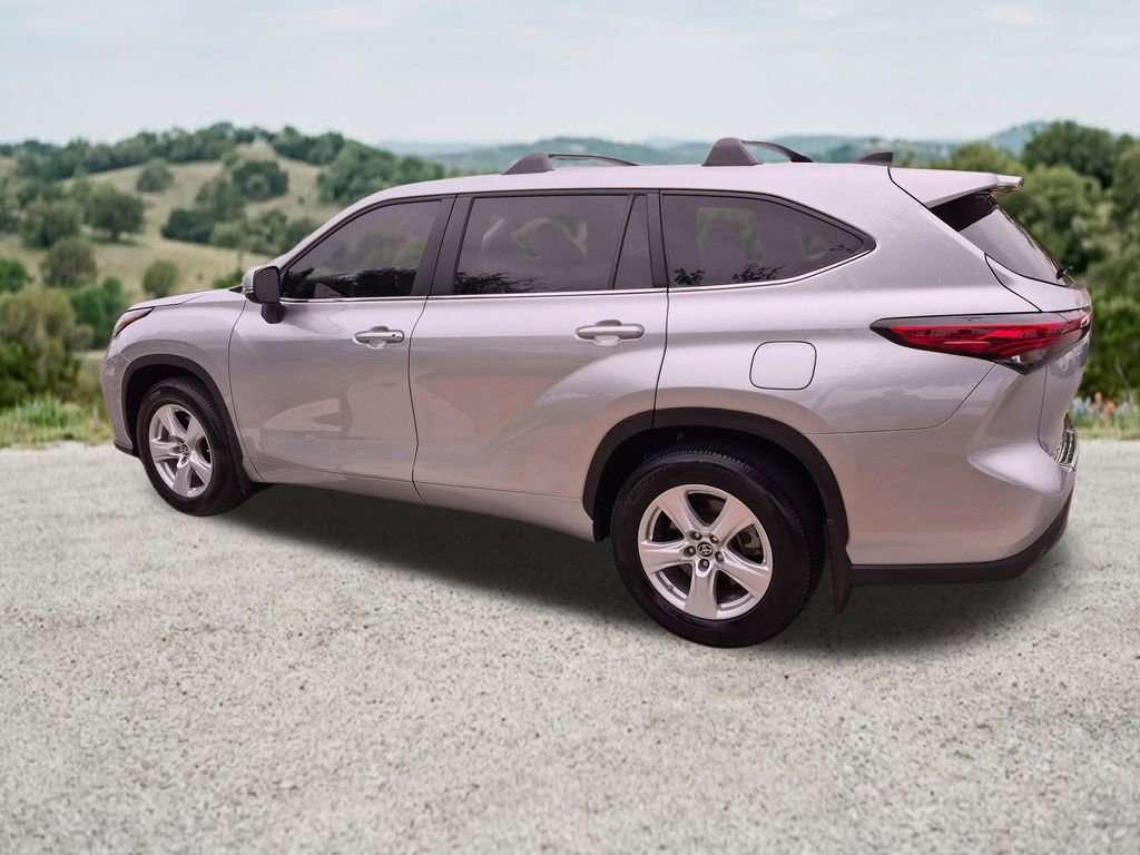 Used 2023 Toyota Highlander L FWD image 7