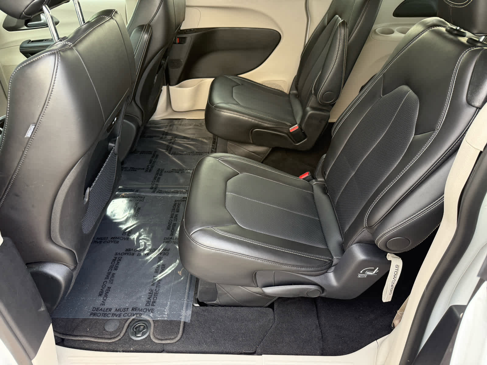 Used 2024 Chrysler Pacifica Touring-L image 11