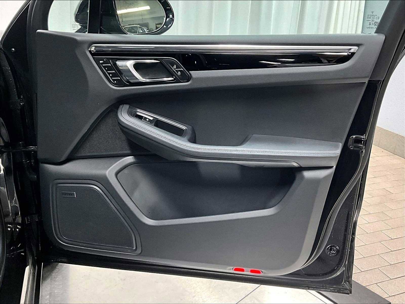 Used 2025 Porsche Macan image 29