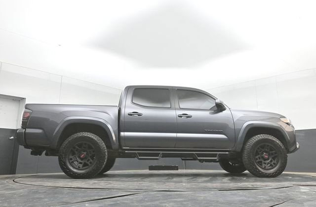 Used 2017 Toyota Tacoma TRD Sport AWD/4WD image 48