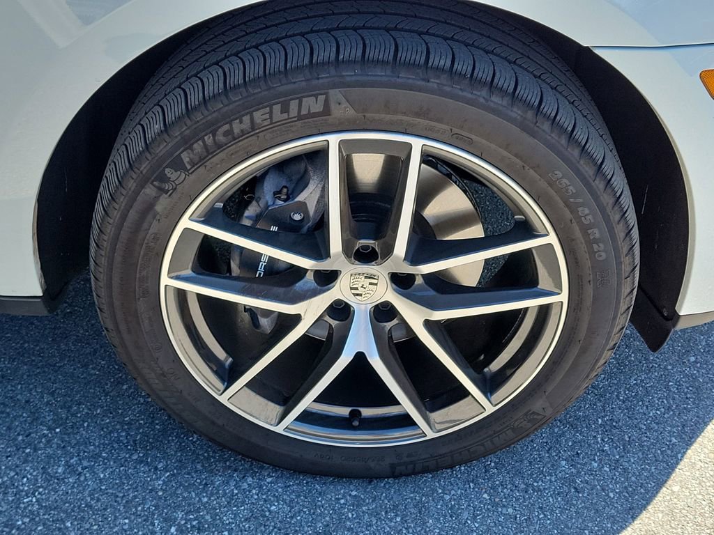 Certified 2025 Porsche Macan image 13