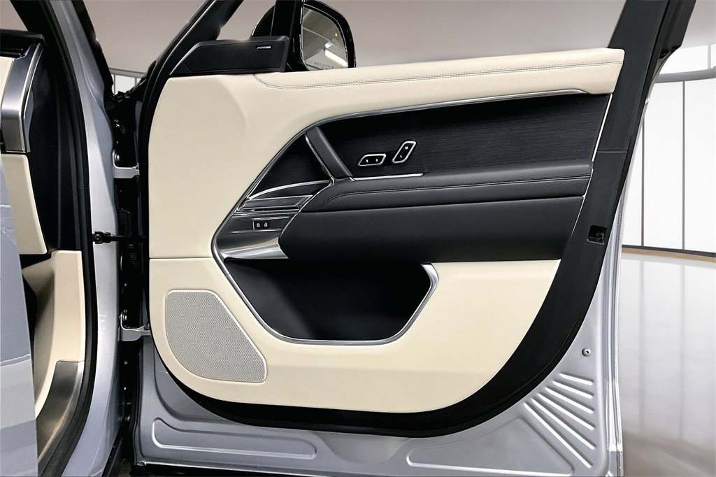 Used 2023 Land Rover Range Rover SE image 26