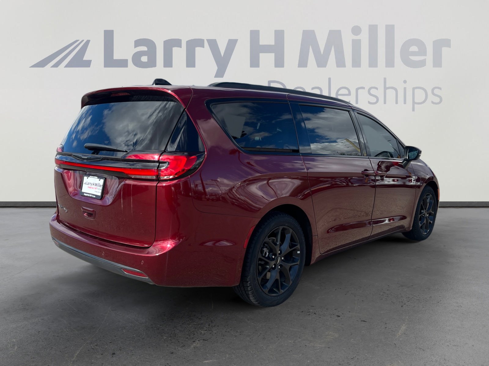 Used 2023 Chrysler Pacifica Touring-L w/ S Appearance Package image 5