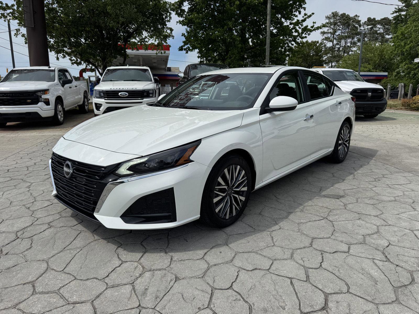 Used 2025 Nissan Altima 2.5 SV w/ SV Premium Package FWD image 8