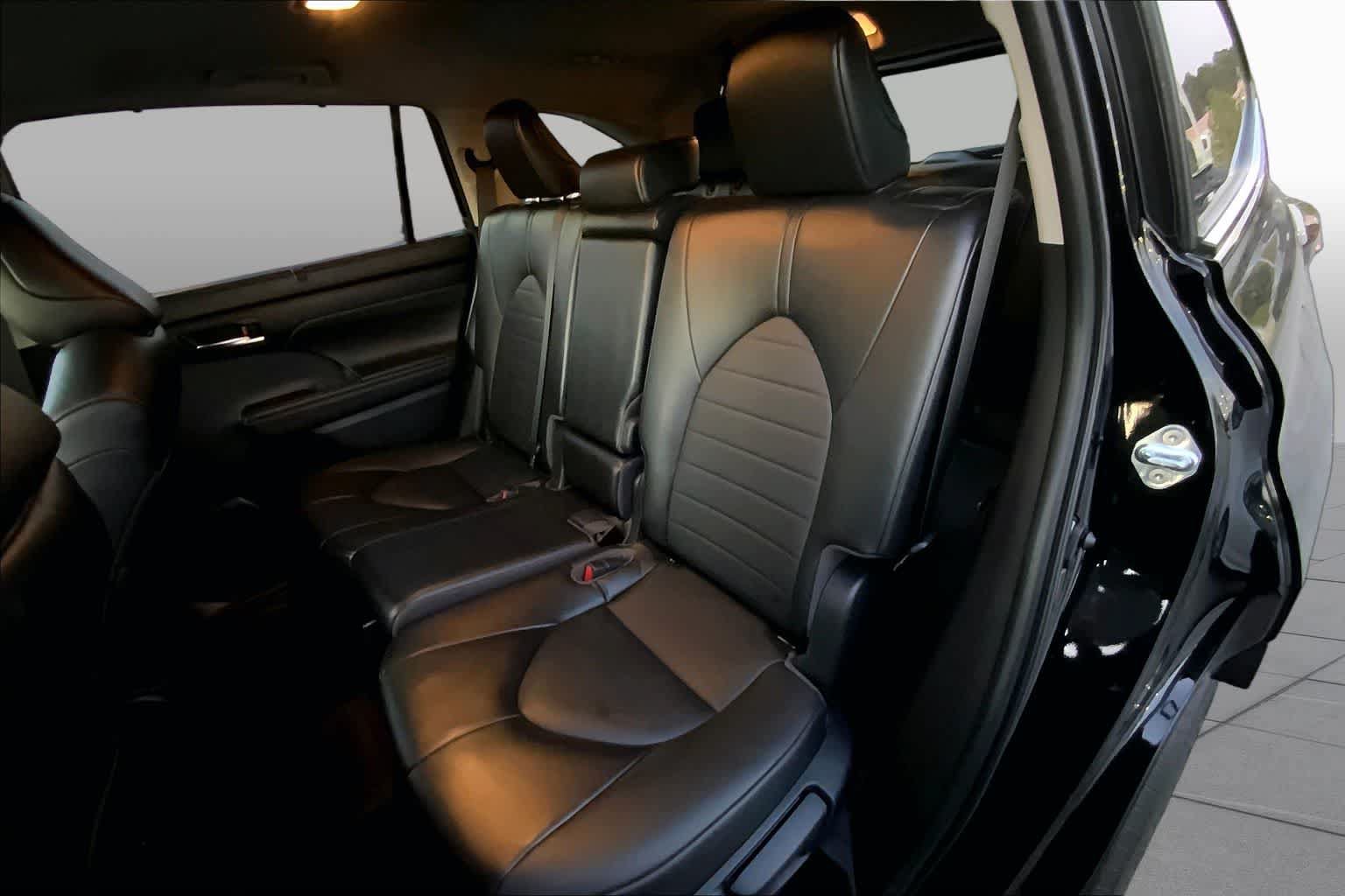 Used 2022 Toyota Highlander XLE AWD/4WD image 20