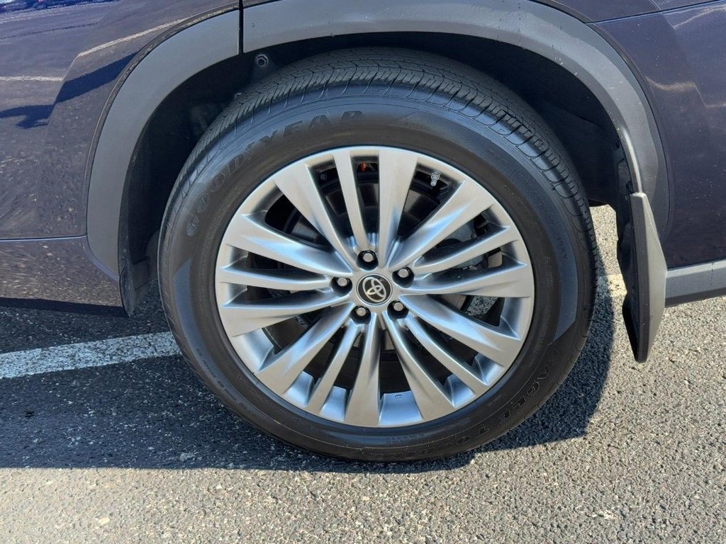 Used 2023 Toyota Highlander Platinum image 9