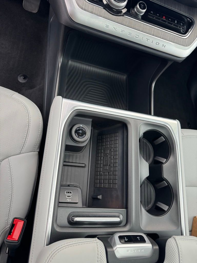 Used 2025 Ford Expedition Platinum w/ Platinum Ultimate Package AWD/4WD image 29