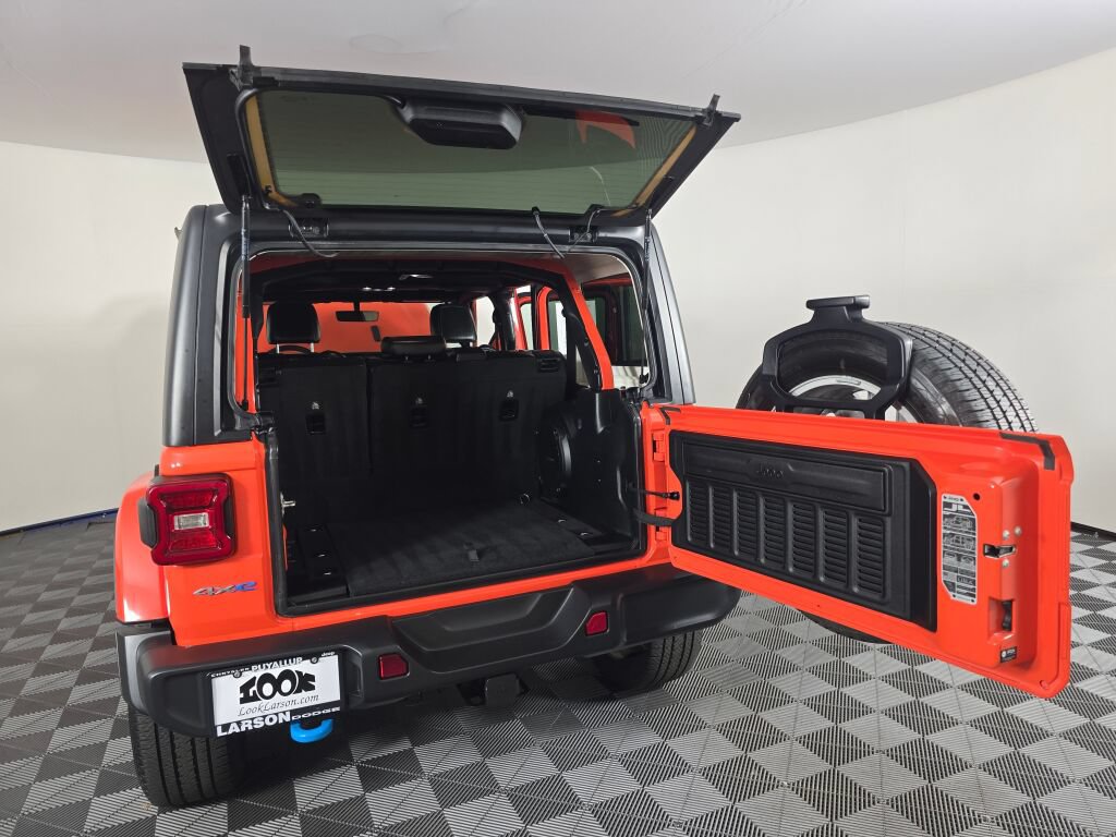 Used 2023 Jeep Wrangler Unlimited Sahara AWD/4WD image 19