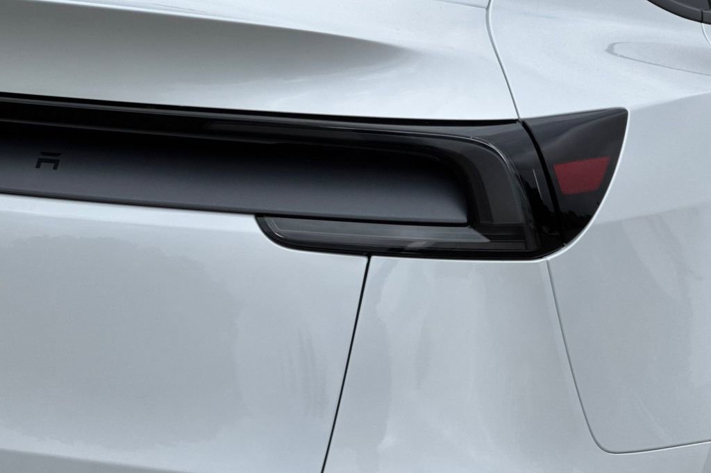 Used 2026 Tesla Model Y 2WD image 33