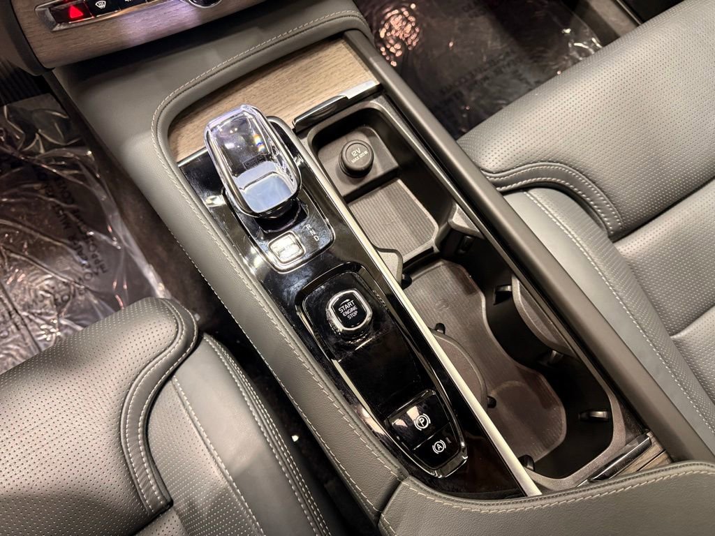 Used 2023 Volvo XC90 B6 Ultimate w/ Protection Package Premier image 18