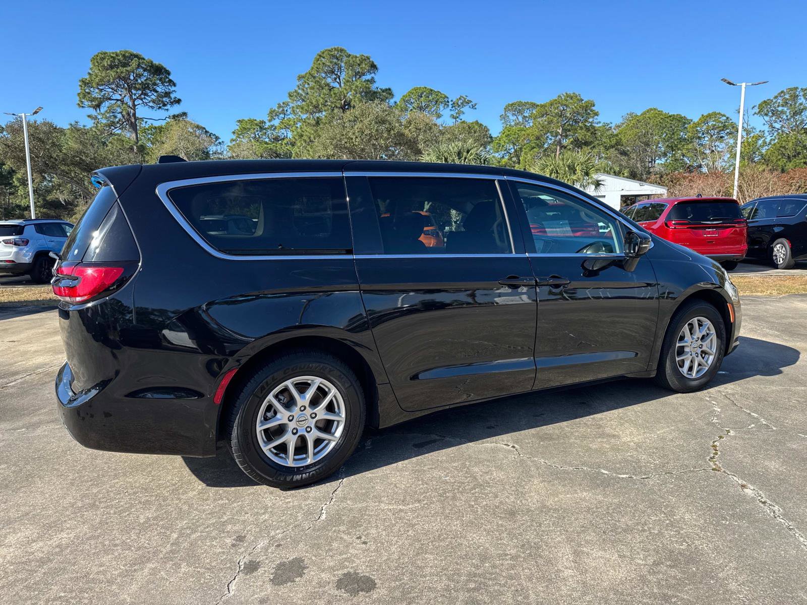 Used 2024 Chrysler Pacifica Touring-L image 3