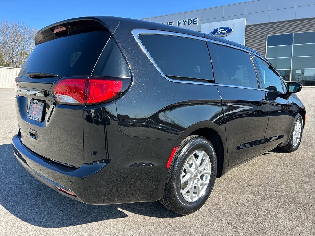 New 2025 Chrysler Voyager LX image 4