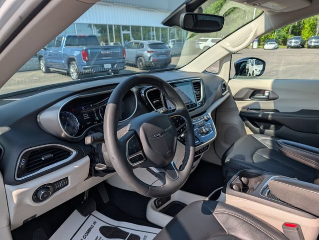 Used 2024 Chrysler Pacifica Touring-L FWD image 14