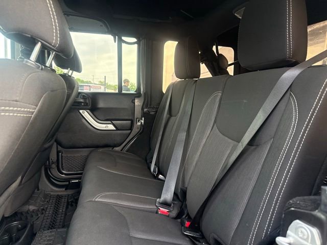 Used 2016 Jeep Wrangler Unlimited Rubicon w/ Connectivity Group AWD/4WD image 16