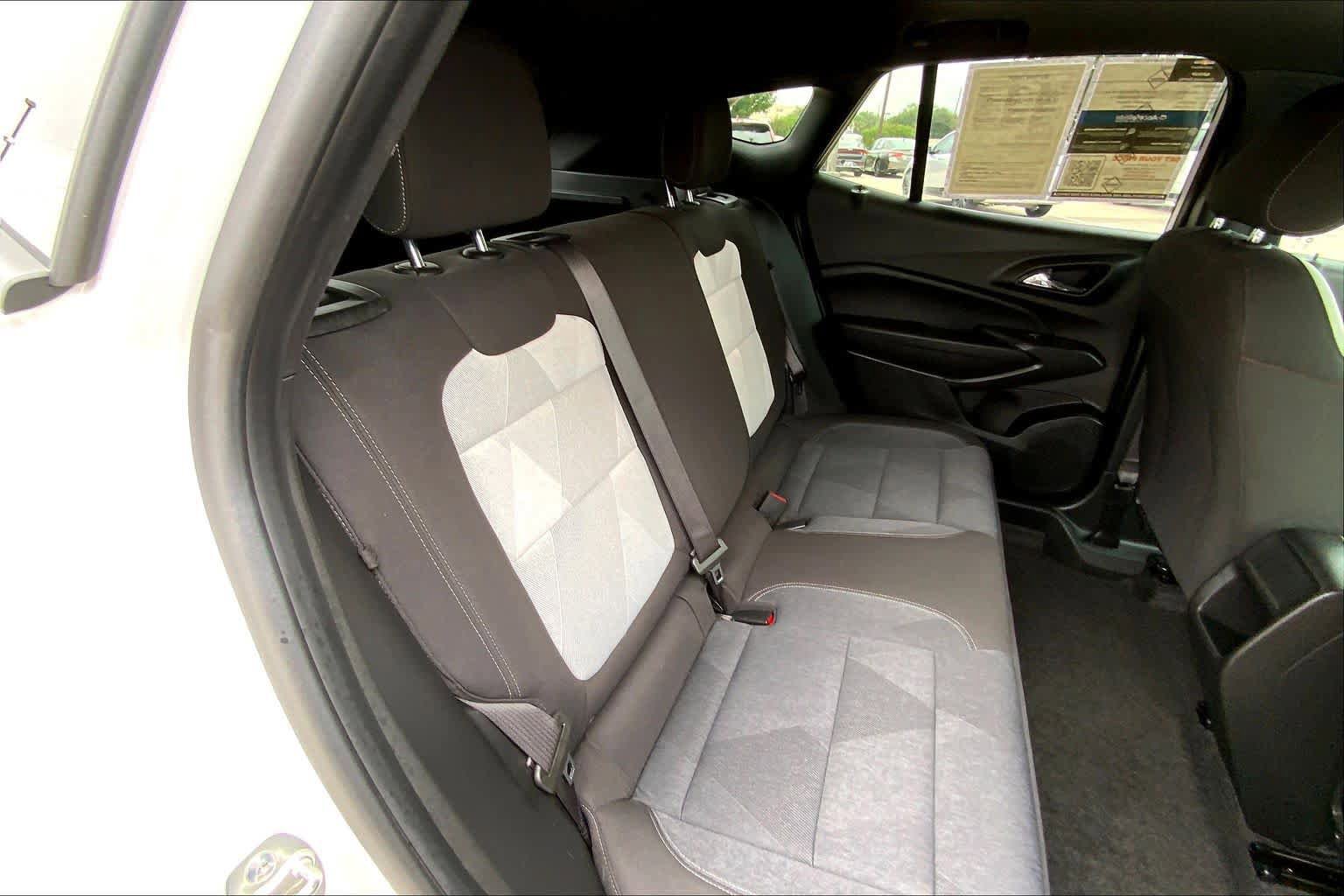 Used 2025 Chevrolet Trax RS w/ Sunroof Package FWD image 20