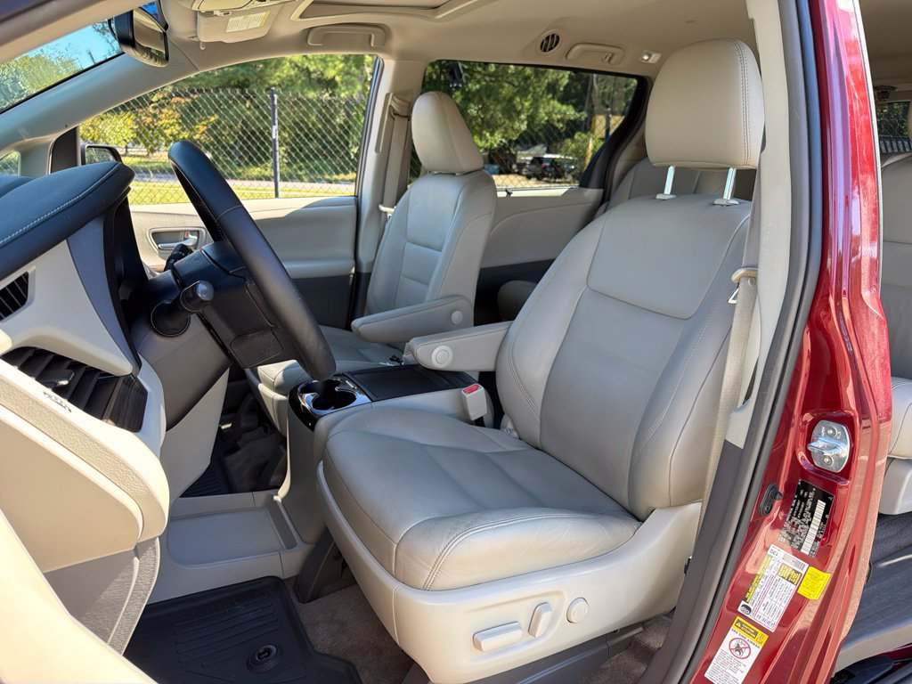 Used 2017 Toyota Sienna XLE FWD image 17