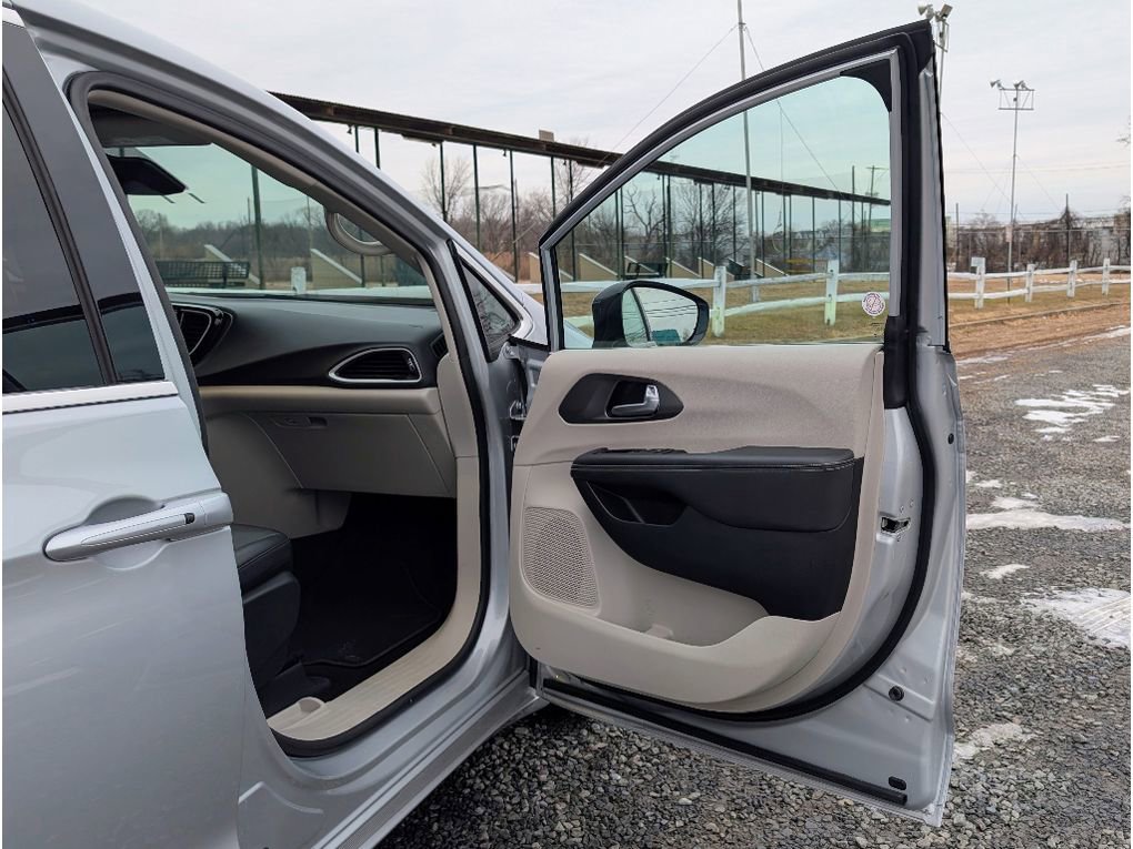 Used 2024 Chrysler Pacifica Touring-L image 10