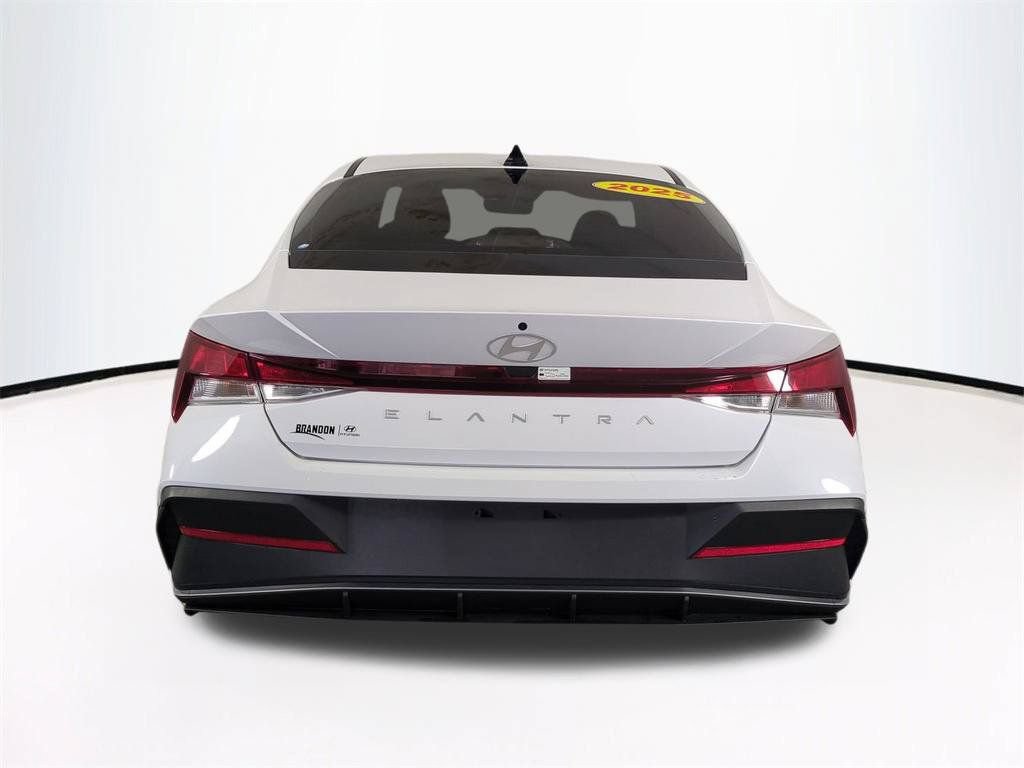 Used 2025 Hyundai Elantra SE FWD image 6