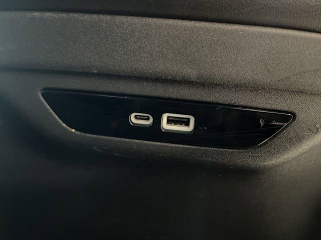 Used 2025 Chrysler Pacifica Select image 34