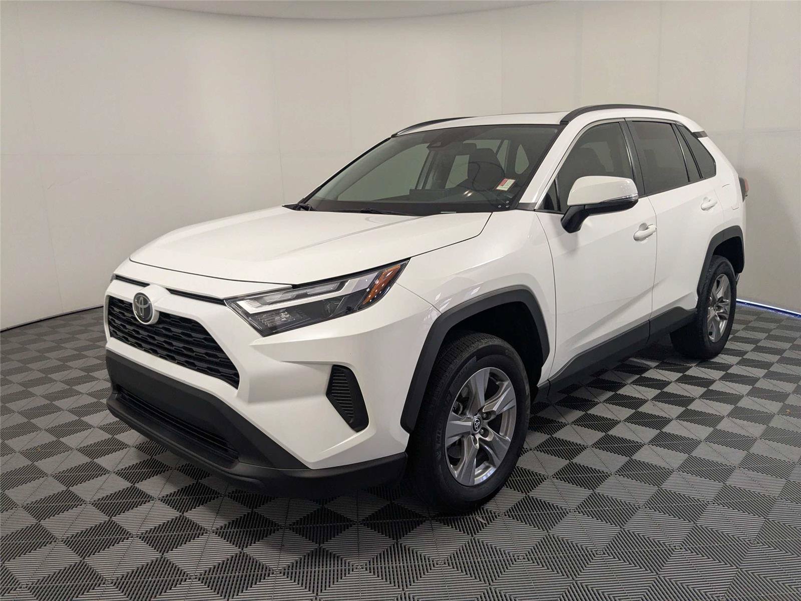 Used 2023 Toyota RAV4 XLE w/ Convenience Package FWD image 2